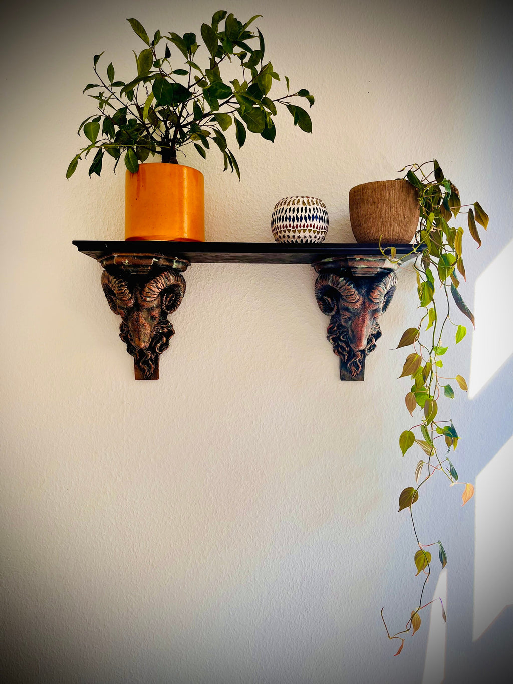 Widder Skulptur Floating Regal Dekoration & Regal Halterung
